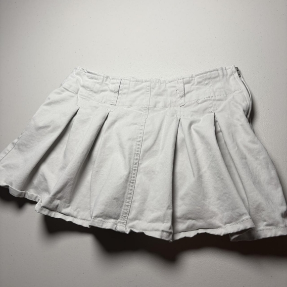 Refuge Low Rise White and Cream Pleated Mini Skirt With Built-In Shorts - Picture 2 of 7